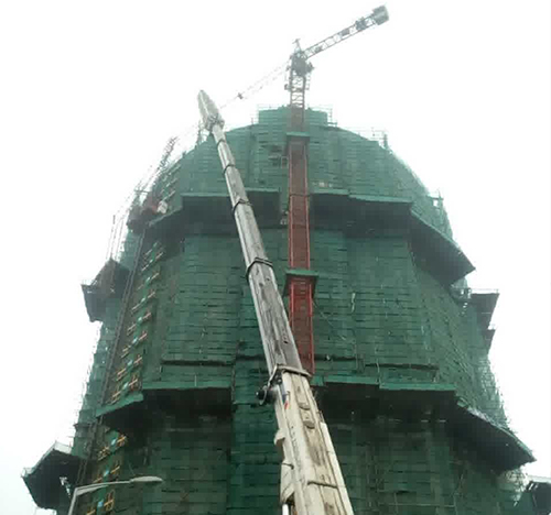 鹤城吊车在工地上作业